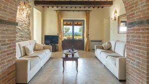 A seating area at Fontanicchio 14, Emma Villas