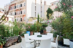 A garden outside Enticing, Cosy, Rooftop Studio Athens Centre! EP9T