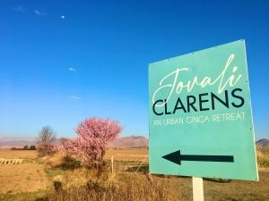 una señal de retirada del cañón con una flecha en Jovali Clarens, en Clarens