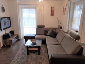 uma sala de estar com um sofá e uma mesa de centro em Kitz Residenz Appartement 10 Kaprun em Kaprun
