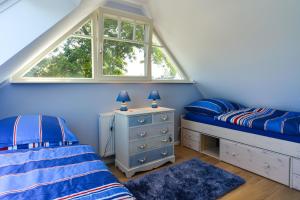a attic bedroom with a bed and a window at Ferienhaus Strandschnecke in Zingst
