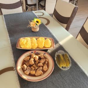 una mesa con un plato de comida y un tazón de comida en Dara's Camping en Prod