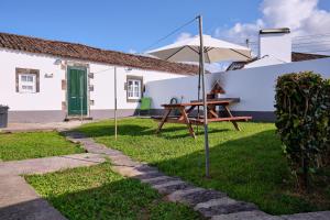 a picnic table in the yard of a house at Casa D'Alfaias in Nordeste