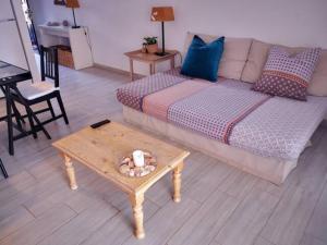 een woonkamer met een bed en een salontafel bij Comfortable Cleo apartment with large terrace in Costa Teguise +45 foto's