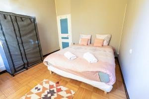 Ένα ή περισσότερα κρεβάτια σε δωμάτιο στο Maison Vintage de plain pied avec climatisation