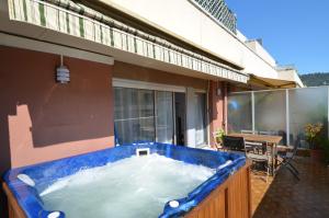 ニースにあるAppartement 6 personnes avec Terrasse et Jacuzzi plein cœur centre-ville quartier du Port de Niceのギャラリーの写真