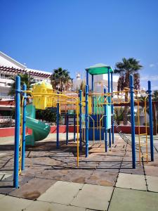 een speeltuin met glijbaan in een park bij Comfortable Cleo apartment with large terrace in Costa Teguise