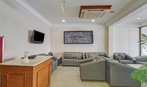 TV a/nebo společenská místnost v ubytování Treebo Komfort Suites, 3 Km From Mysore Palace