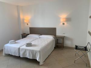 Posteľ alebo postele v izbe v ubytovaní Hostal Tarifa -Recepcion abierta las 24h-
