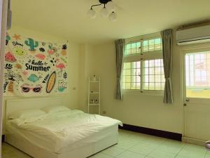 1 dormitorio con 1 cama y un cartel en la pared en 梵妮民宿 Funny Guesthouse-包棟民宿, en Puli
