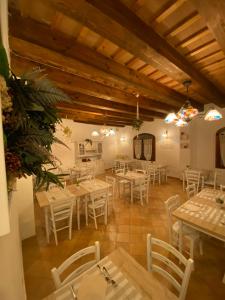 ein Esszimmer mit weißen Tischen und weißen Stühlen in der Unterkunft Locanda della Pieve in Pievebovigliana