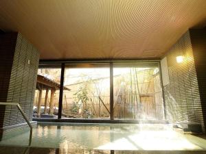会津若松市にあるくつろぎ宿　新滝の大きな窓のある部屋