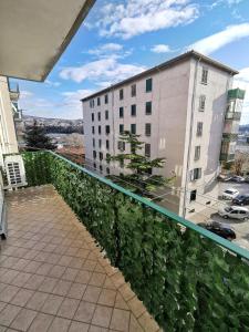 - une vue depuis le balcon d'un bâtiment dans l'établissement Appartamento Campi Elisi, à Trieste