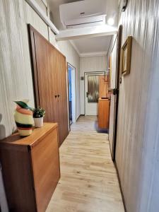 un corridoio di un ufficio con un vaso su un armadietto di Appartamento Campi Elisi a Trieste
