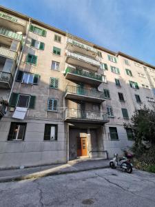 un bâtiment avec une moto garée devant lui dans l'établissement Appartamento Campi Elisi, à Trieste