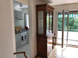 una cocina con un gran armario de madera en una habitación en Bijou Appartment, en Zollikofen