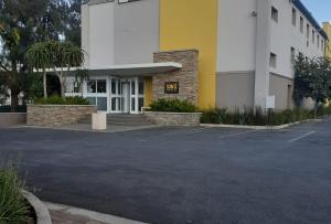 ein Parkplatz vor einem Gebäude in der Unterkunft SUN1 BENONI in Benoni