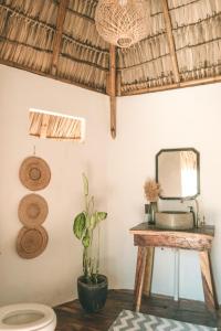 une salle de bain avec un lavabo et un miroir dans l'établissement Dreamsea Surf Resort Nicaragua, à San Juan del Sur