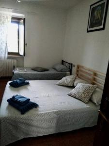 2 aparte bedden in een kamer met een raam bij Bed&Breakfast La Ginestra in Abbateggio