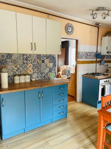 uma cozinha com armários azuis e um fogão em cosy & comfy - OLD TOWN em Poznań