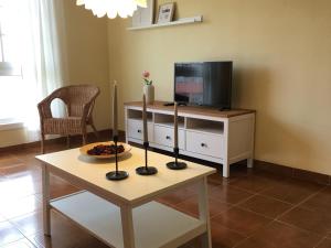 un soggiorno con TV e tavolo di Apartamento Los Laureles - El Fraile ad Arona