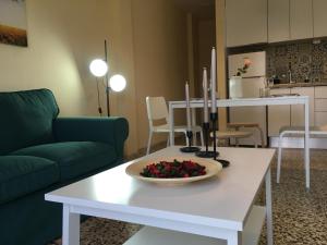 un soggiorno con un tavolo bianco con candele sopra di Apartamento Los Laureles - El Fraile ad Arona