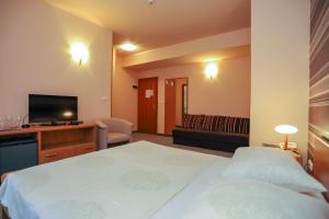 Postel nebo postele na pokoji v ubytování Hotel Neva