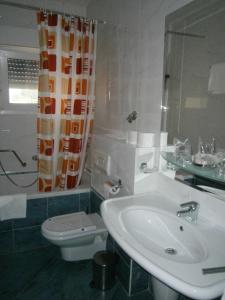 Koupelna v ubytování Hotel Neva