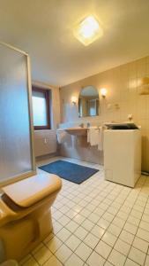 Ferienappartement Mimmi في باد لوتربرغ: حمام مع مرحاض ومغسلة وحوض استحمام