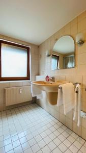 Ferienappartement Mimmi في باد لوتربرغ: حمام مع حوض ومرآة