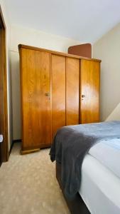 Ferienappartement Mimmi في باد لوتربرغ: غرفة نوم بسرير وخزانات خشبية
