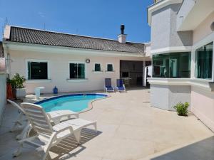 Hồ bơi trong/gần Casa Rosa com 7 quartos - Edícula completa a 150 metros da Praia