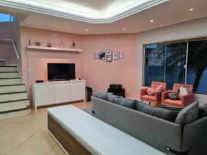 TV/trung tâm giải trí tại Casa Rosa com 7 quartos - Edícula completa a 150 metros da Praia