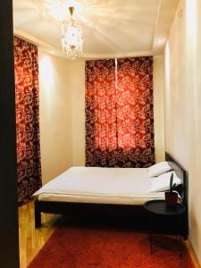 um quarto com uma cama com uma cortina vermelha em Iren Lviv apartment em Lviv