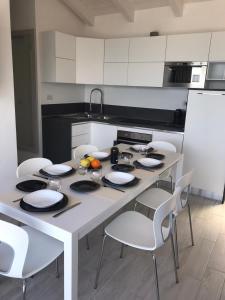 A kitchen or kitchenette at La dolce vita , fronte mare