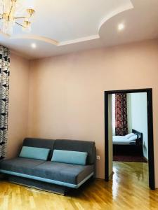 uma sala de estar com um sofá e um espelho em Iren Lviv apartment em Lviv