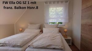 2 Einzelbetten in einem Schlafzimmer mit Fenster in der Unterkunft Ferienwohnung Rettinger in Windischeschenbach