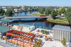 Elite Stadshotellet Karlstad, Hotel & Spa في كارلشتاد: اطلاله على نهر مع جسر