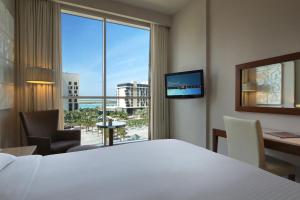 TV a/nebo společenská místnost v ubytování Centro Yas Island-by Rotana