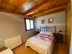 1 dormitorio con cama y techo de madera en Casa Sansón, en Chía
