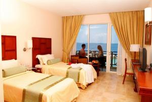 Letto o letti in una camera di Hulhule Island Hotel- Private Beach Access & Airport Pick-up and Drop