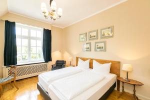 AumühleにあるHotel Waldesruh Am Seeの大きな白いベッドと窓のある寝室 +57枚の写真