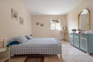 a bedroom with a bed and a sink at V Vacacional con encanto la Orotava in La Orotava +28 photos