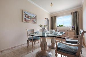 a dining room with a table and chairs at V Vacacional con encanto la Orotava in La Orotava