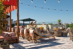 - un ensemble de chaises et de tables sur une terrasse dans l'établissement Elite Stadshotellet Karlstad, Hotel & Spa, à Karlstad