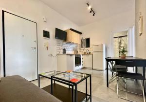 A kitchen or kitchenette at B&B Boutique Two Bedrooms Apartments