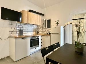 A kitchen or kitchenette at B&B Boutique Two Bedrooms Apartments