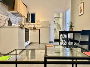 A kitchen or kitchenette at B&B Boutique Two Bedrooms Apartments