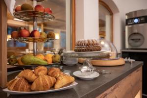 um buffet com pratos de pão e pastelaria no balcão em Hotel Ruchti - Zeit für mich em Füssen