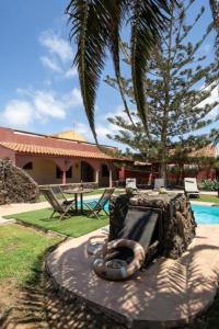 Un patio trasero con piscina y una casa. en Casa Mami, en Lajares